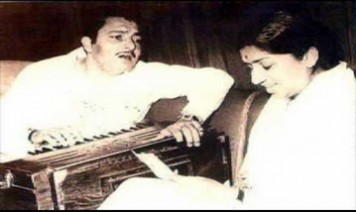 Hamare Bad Abb Mehfil Me Song Lyrics